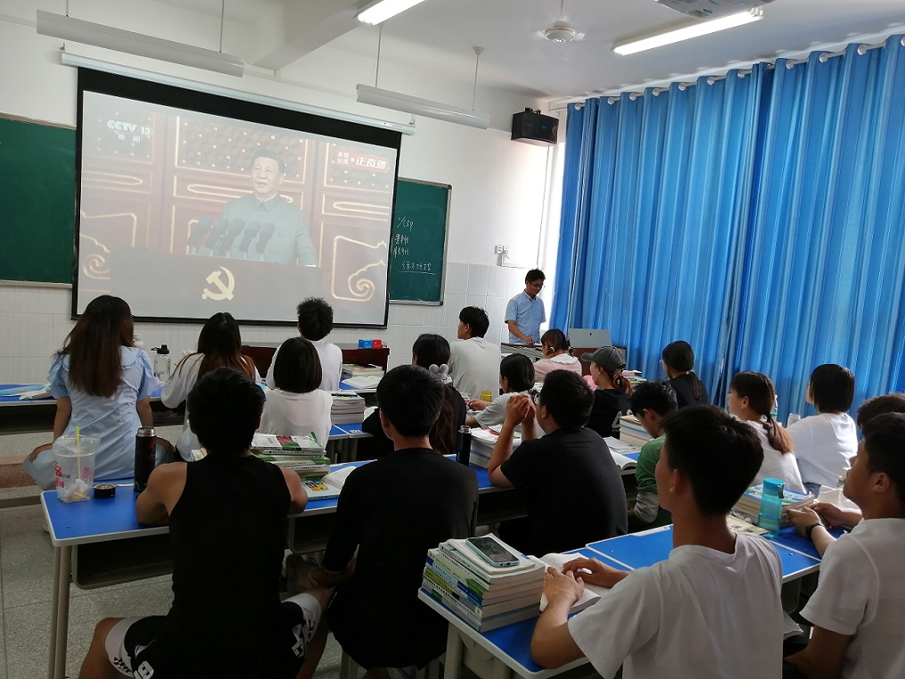 农业工程学院组织在校班级学生集中观看直播.jpg